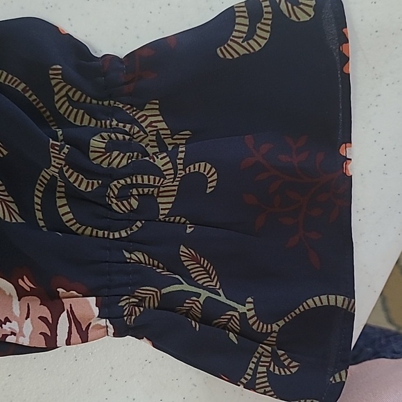 Loft Outlet navy blouse with floral pattern & ruffled neckline size Medium - Picture 5 of 7